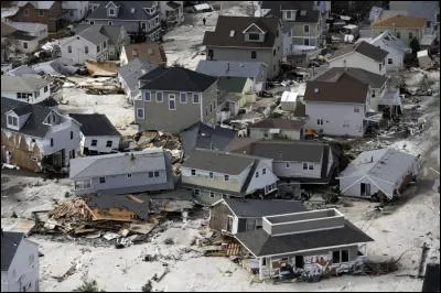 L'ouragan Sandy, frappe New-York de plein fouet en 2012, causant la mort de 210 personnes, et des dommages estimés à 80 Mds de dollars.
Avec quelle intensité maximale a-t-il atteint le littoral de la Grande Pomme ?