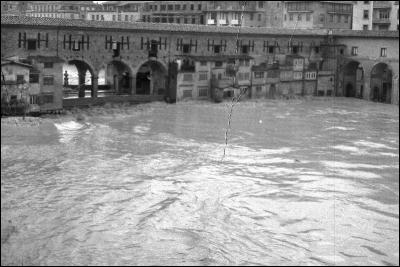 Les 3 et 4 novembre 1966, en Italie, cette ville était ravagé par une crue de l'Arno. Tuant 34 personnes, et ravageant des centaines de milliers d'uvres d'art historiques. 
Qui est-elle ?