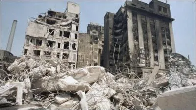 Mexico-City, fut ravagé par un séisme de Mw 8.0, le 19 Septembre 1985, causant la mort de 30 000 personnes. 
A quelle distance de la métropole, se trouvait l'épicentre du séisme ?