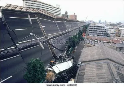 Le 17 Janvier 1995, le Japon fut touché par un terrible séisme, frappant tôt le matin à 5h46. Il cause la mort de 6 437 personnes et en blesse 43 792. 
Mais quel est le coût total des dégâts qu'il a engendré ?