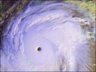 Il est l'ouragan le plus meurtrier du XXe siècle dans l'Atlantique Nord. Il a tué plus de 20 000 personnes, en Amérique centrale, en Octobre 1998, à cause des nombreuses inondations et glissement de terrains qu'il provoque. 
Quel est son nom ?