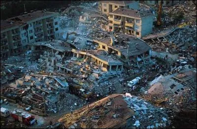 Quel pays a subi un violent séisme, le 17 Août 1999 en pleine nuit, causant la mort de 17 480 personnes et détruisant plus de 16 000 bâtiments ?