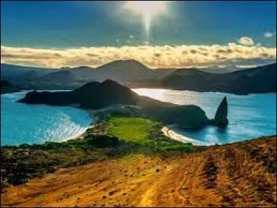 A quel pays cette quarantaine d'îles volcaniques appartient-elle depuis 1832 ?