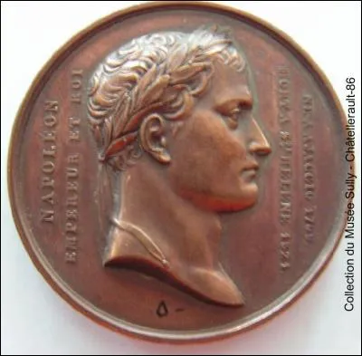 Napolon Ier perd la bataille de Waterloo le 18 juin 1815 et est exil sur une le par les Britanniques, laquelle ?