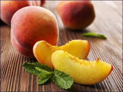 Combien de calories apporte environ une pêche de 100 grammes ?