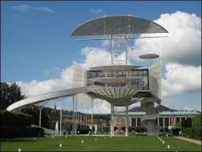 Dans quelle ville des Vosges peut-on admirer la Tour de la Liberté ?