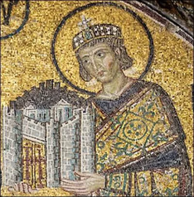 En 330, cet empereur inaugure une "nouvelle Rome" sur le site de l'ancienne colonie grecque de Byzance. Il s'agit de...