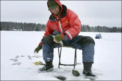 Comme vous le voyez, ce pêcheur au trou a fait une prise, allez-vous deviner le nom du poisson !