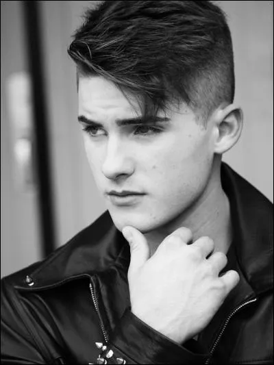 Qui embrasse Theo dans le dernier épisode de la saison 5 B ?