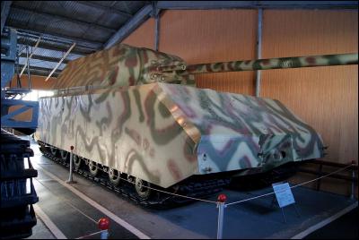 C'est le char le plus massif de l'histoire avec ses 188 tonnes, seuls deux exemplaires ont été réalisés, son nom est très trompeur, quel est-il ?