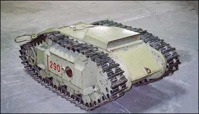 Ce blindé miniature est l'ancêtre des drones actuels. Piloté à distance, son but était de s'approcher d'une cible et d'exploser avec. Peu de ces « kamikazes » ont été produits en raison de leur faible rendement, de leur coût de fabrication élevé et de leur faible vitesse. Quel est son nom ?