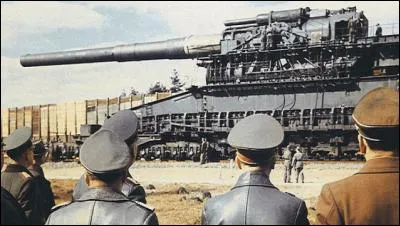 Le plus grand canon d'artillerie au monde (calibre 800 mm), encore plus gros que la célèbre « Grosse Bertha » (420 mm), son utilisation la plus célèbre a eu lieu durant une bataille sur le front de l'Est entre 1941 et 1942, laquelle ?