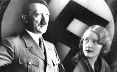 Adolf Hitler se suicide le 30 avril 1945 dans son bunker, avec sa maîtresse :