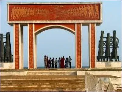 Le monument symbolisant l'esclavage subi par les Africains se trouve &agrave; Ouidah au B&eacute;nin. Comment a-t-il &eacute;t&eacute; nomm&eacute; ?