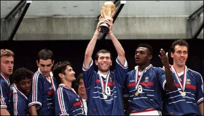 Quel footballeur a inscrit 2 buts de la t&ecirc;te en finale de la Coupe du monde 1998 ?