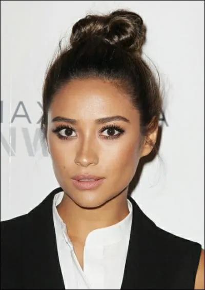 Dans quelle série a-t-elle décroché son premier rôle à la télévision ?