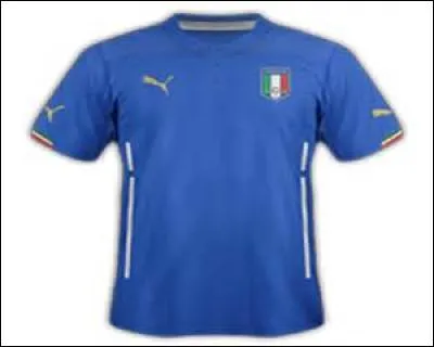 Combien d'&eacute;toiles ornent le maillot de football port&eacute; par les footballeurs de l'&eacute;quipe nationale d'Italie ?