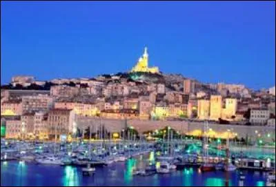 Au nord de quelle grande ville de France se situe le massif de l'Etoile ?