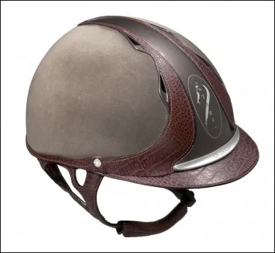 Est-il conseillé de porter une bombe ou un casque pendant la voltige ?