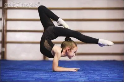 La gymnastique est un sport où il faut être...