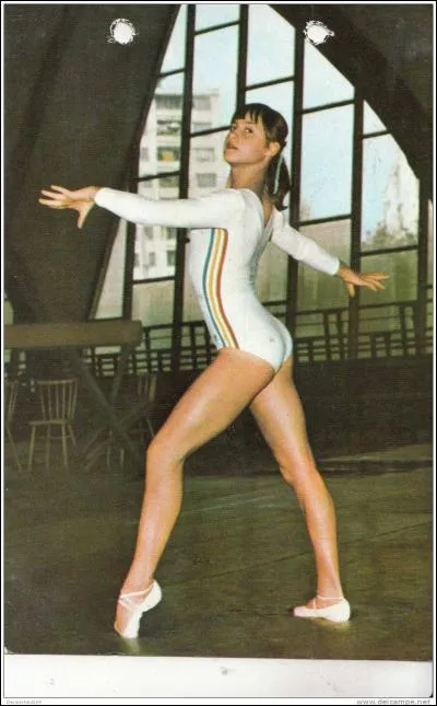 Qui est la première gymnaste à avoir eu la note parfaite de 10 ?