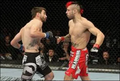 Qui remporta ce combat opposant Carlos à Dan Hardy ?