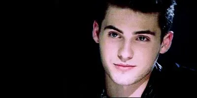 Dans la saison 5, Théo Raeken est...