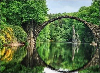 Ce pont dit "du Diable" (encore un) est situé dans le plus grand parc de Saxe, près de la ville de Kromlau. Qui l'a construit ?