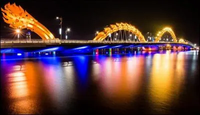 Voici le pont du Dragon, à Đa Nẵng. Cette ville de l'actuel Vietnam fut française sous le nom de ---- (Complétez ! )