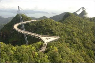 Le Langkawi Sky Bridge comporte deux belvédères avec parking : où peut-on le voir ?