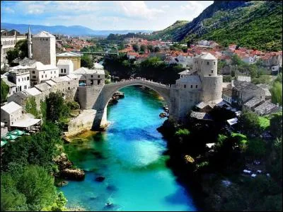 Le nom de cette ville signifie "le vieux pont" (celui-ci datant du XVIe s.) Quelle est cette ville ?