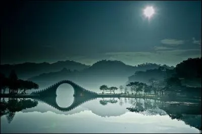 Encore un "pont lune", celui de Dáhù Park : dans quelle ville se trouve-t-il ?
