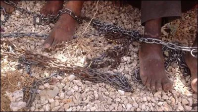 Qui chantait "sans doute il ne confondait guère les affaires et les sentiments, mais sa parole était sincère, c'est du moins c'que disaient les gens..." ?