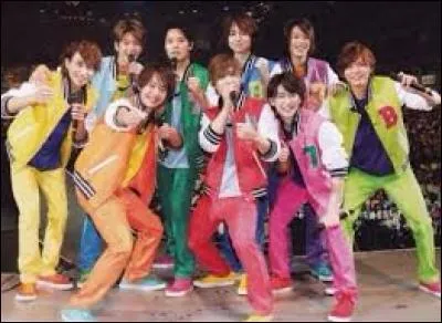 Dans le concert SMART 2014, qui sont les 3 personnes qui chantent "Super Super Night " ?