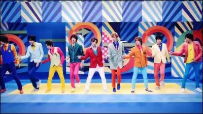 Dans le clip "Weekender" qui sont les deux personnes entrain de chanter ensemble à un moment ?