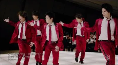 Dans le clip "Ainoarika" qui est la personne de dos (à la fin) ?