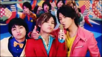 Dans le clip "Weekender" qui est la première personne à prendre le micro (attention pas celui qui l'a déjà mais celui qui le rattrape) ?