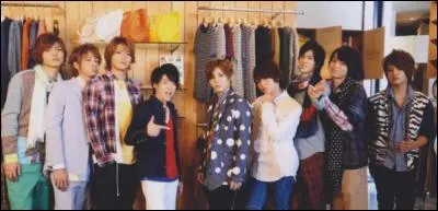 Qui aime s'habiller en noir et suit de très près la mode ?