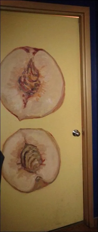 Mais quels fruits correspondaient à ces pêches, sur la porte des toilettes destinées aux hommes, déjà ?