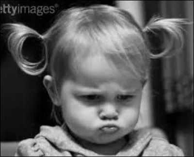 Siège double, coupé par un dossier disposé de telle façon que les personnes assises se tournent le dos.