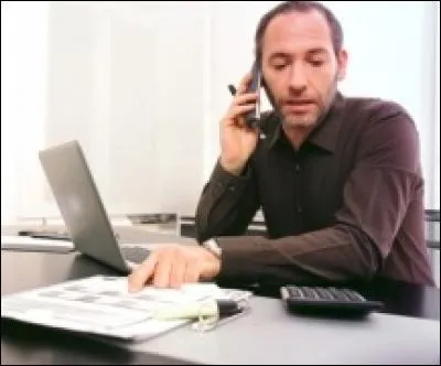 Meuble de bureau privé servant à l'écriture de la correspondance, au rangement des documents et courriers.