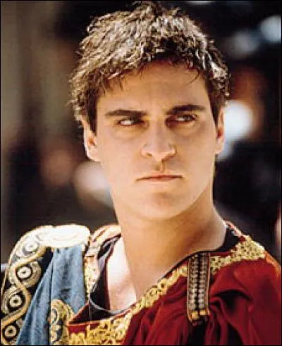 Meuble bas à larges tiroirs servant à ranger du linge ou des objets divers.