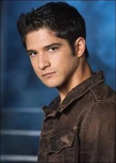 Avec qui sort Scott dans la saison 3 ?