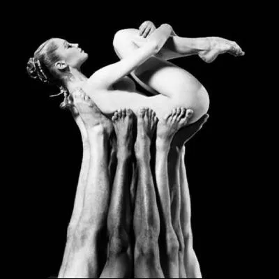 Quelle est cette doctrine grecque, considérant le plaisir comme un bien essentiel ?