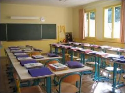 En combien de classes l'enseignement élémentaire est-il divisé ?