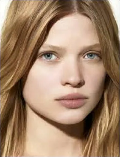 Elle a grandi &agrave; Sartrouville dans les Yvelines.