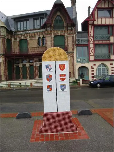 Louis-Philippe a été à l'origine de cette borne qui marquait la RN 15 bis reliant Paris au Tréport en 1836. Elle a été déplacée à Mers-les-Bains au pied des villas sur l'esplanade et inaugurée le 16.10.2015. Que signifie-t-elle aujourd'hui ?