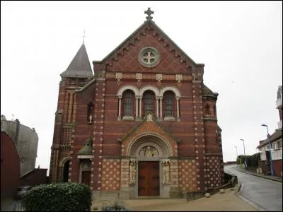 Située sur les hauteurs de la ville de Mers, l'église Saint-Martin date du XVIe siècle. Elle fut l'uvre d'Edmond Douillet renommé comme grand bâtisseur d'églises. À quel style appartient-elle ?