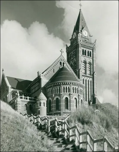 Le clocher de l’église Saint-Martin de Mers-les-Bains possède 3 cloches qui sonnent le La, le Sol et le Fa. Elles pèsent respectivement 450, 640 et 880 Kg. Quels sont les prénoms donnés à ces cloches dont la plus petite date de 1863 ?