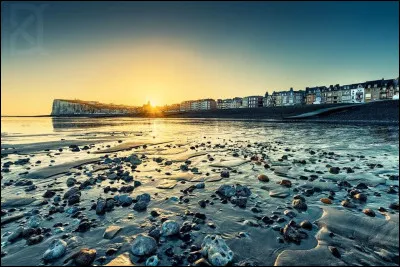 Très commerçante et très populaire à la Belle Epoque, la rue Jules Barni fait partie intégrante de l’histoire de Mers les Bains de même que la Villa du même nom aujourd’hui disparue. Mais qui était donc Jules Barni 1818-1878 ?